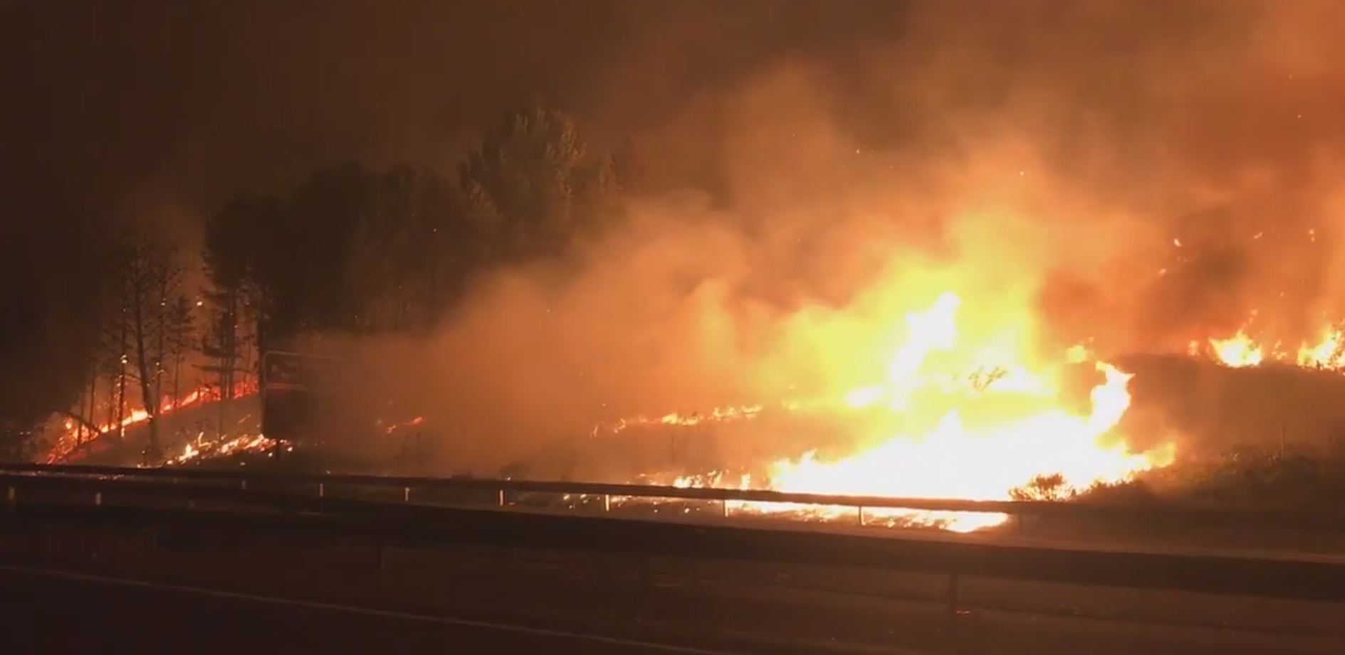 Thirty forest fires risk parts of Galicia