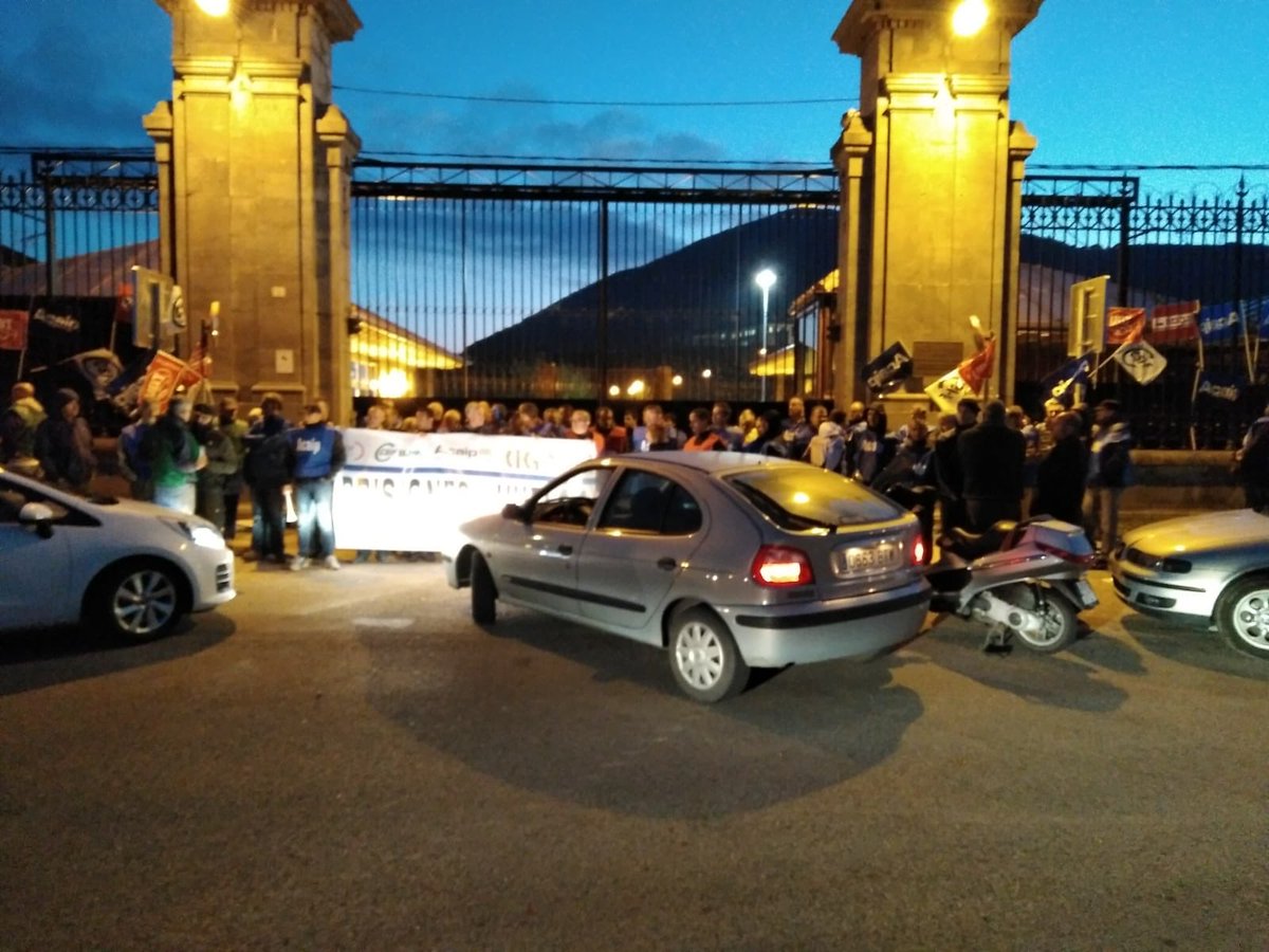 Prison staff hold strikes across the country