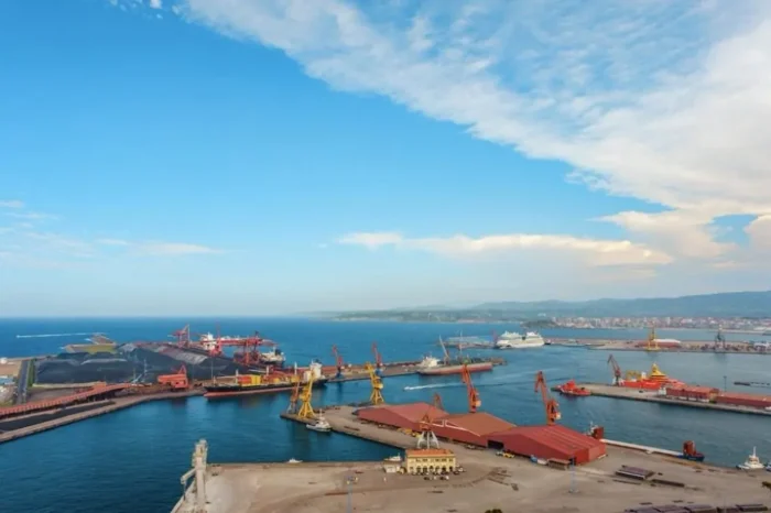 Accident at El Musel Port Leaves Two Dead and Four Injured