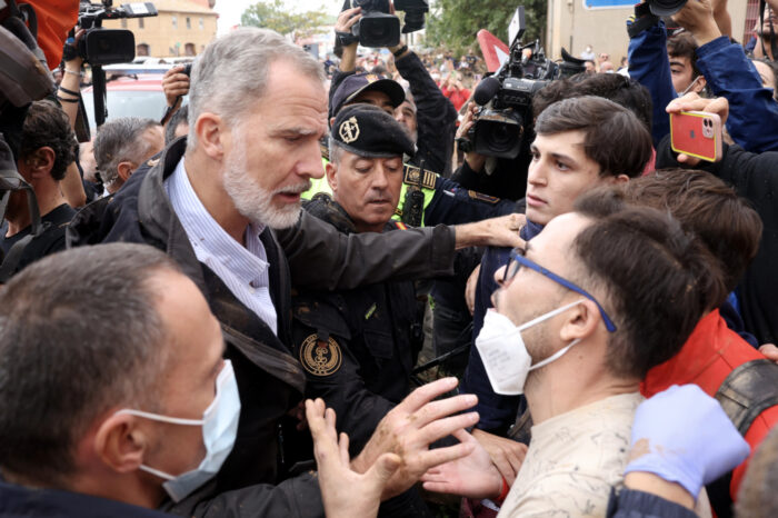 King, Queen and PM have mud and insults thrown at them in Paiporta